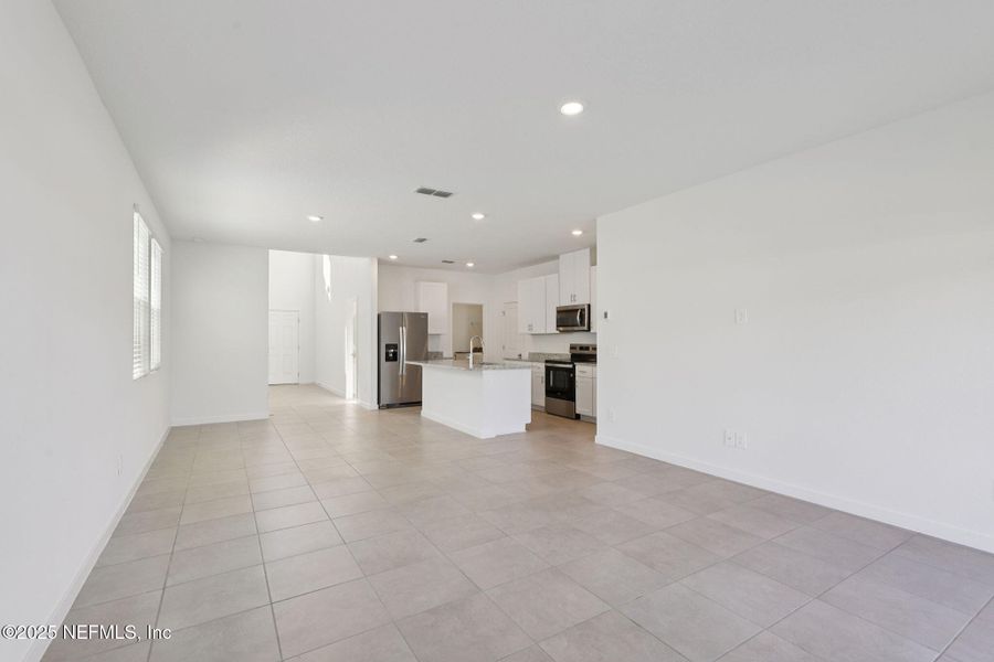 Spacious, unfurnished interior of a new home in Kings Preserve, Jacksonville (Image 19).