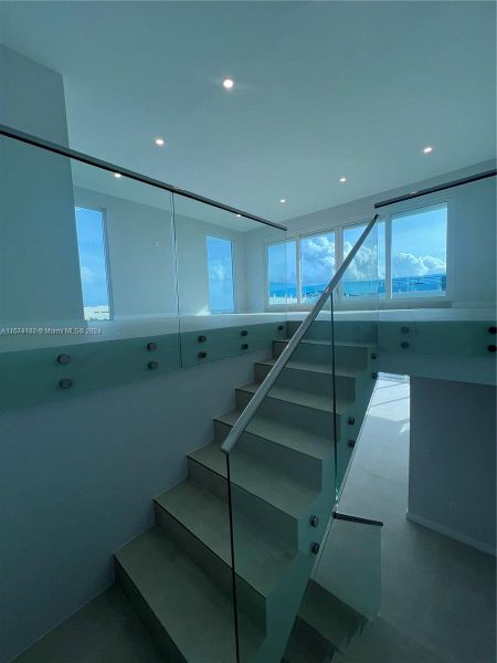 Spacious, unfurnished interior of a new home in , Key Largo (Image 9).