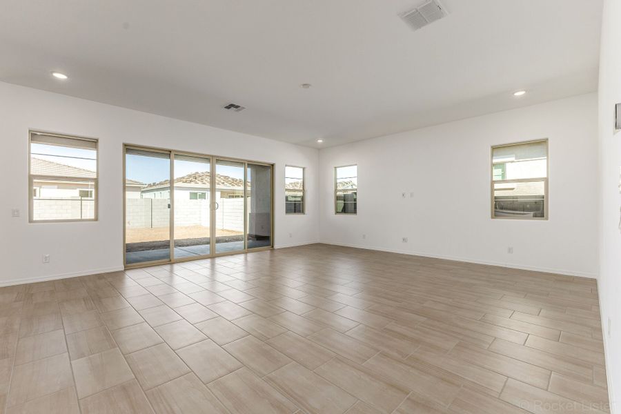 Spacious, unfurnished interior of a new home in Empire Pointe, Queen Creek (Image 8).