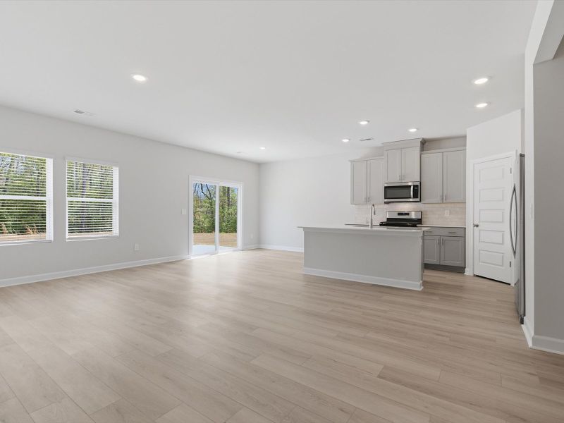 Spacious, unfurnished interior of a new home in Holland Park, Spartanburg (Image 9).