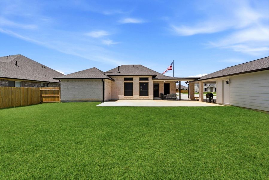 Exterior details and patio area of a home in Pedregal, Dickinson (Image 31).