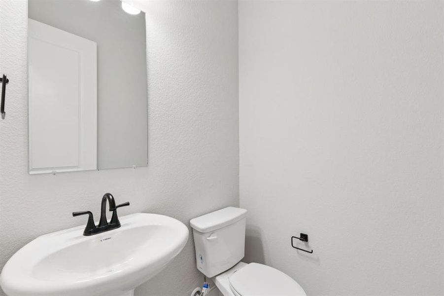 Furnished interior view inside a new home in Dove Hollow, Waxahachie (Image 9).