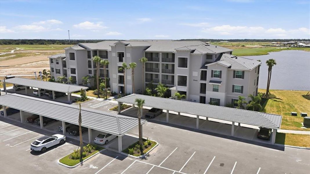 Condo located in Bradenton, FL showcasing its design and architecture (Image 4).