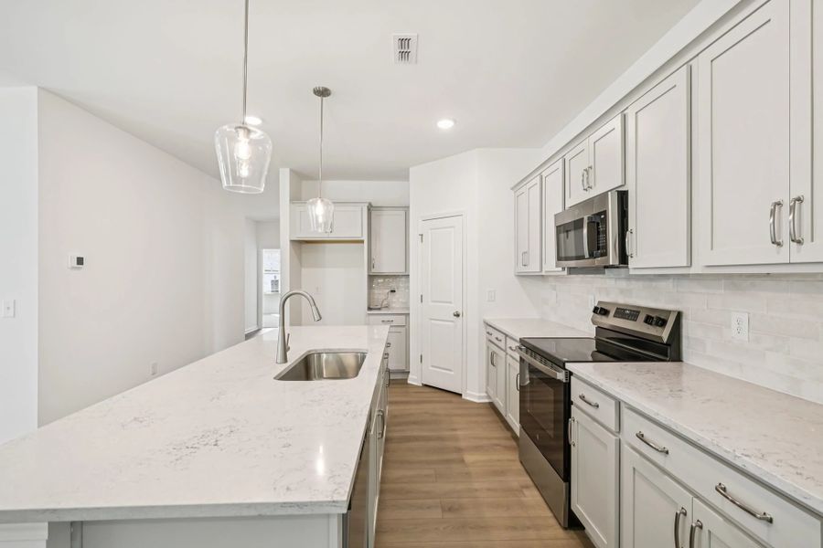 Representative images and renderings are for illustrative purposes. Actual structural options and design finishes of home may vary.