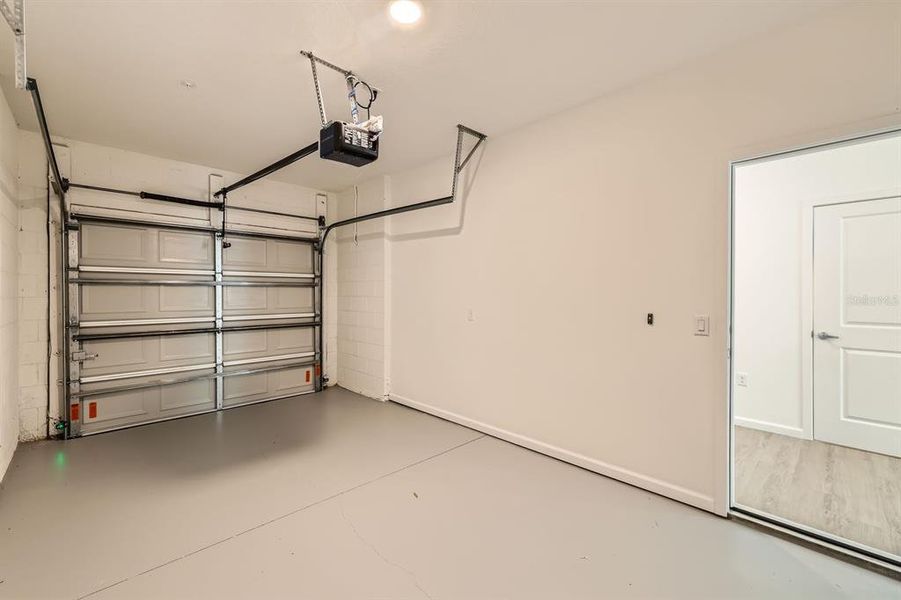 Spacious, unfurnished interior of a new home in , Orlando (Image 39).