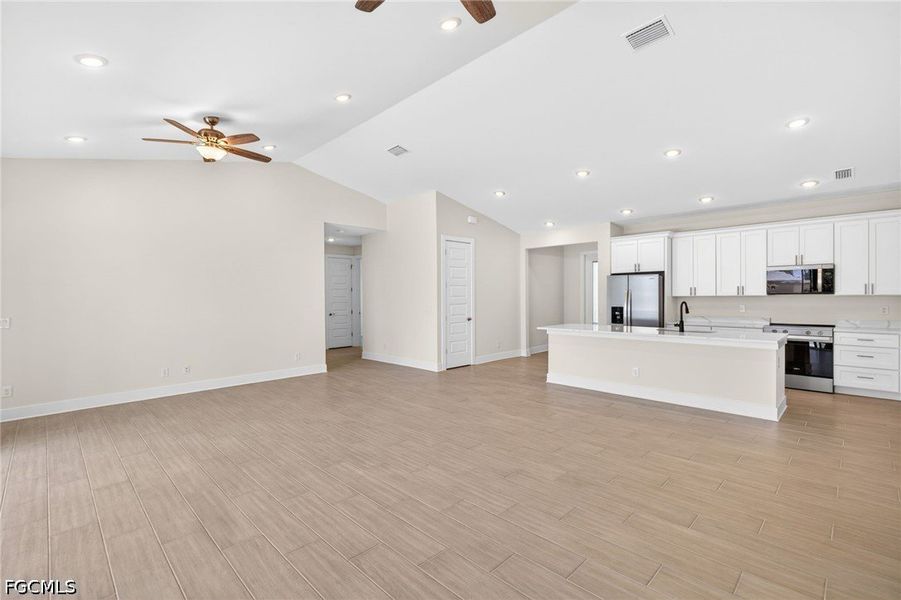 Spacious, unfurnished interior of a new home in Cape Coral, Cape Coral (Image 19).