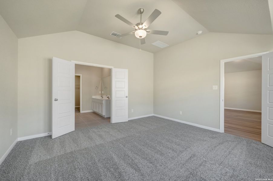 Spacious, unfurnished interior of a new home in Hunters Ranch, San Antonio (Image 28).