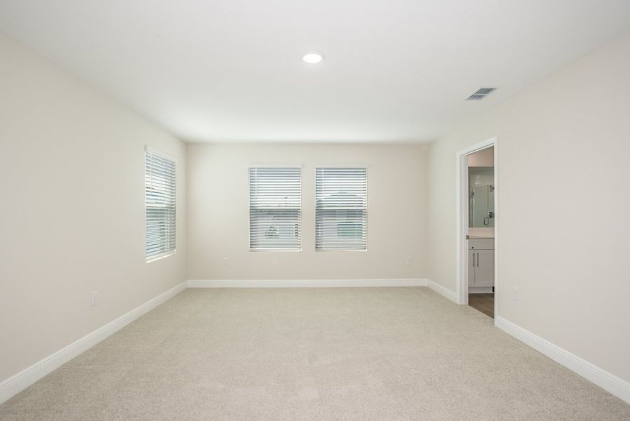 Spacious, unfurnished interior of a new home in Pasadena Woods, Dade City (Image 21).