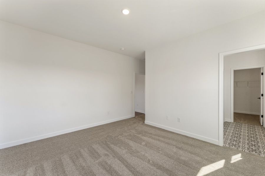 Spacious, unfurnished interior of a new home in Lakeside Saluda, Greenville (Image 33).