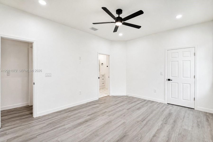 Spacious, unfurnished interior of a new home in , Sebring (Image 34).