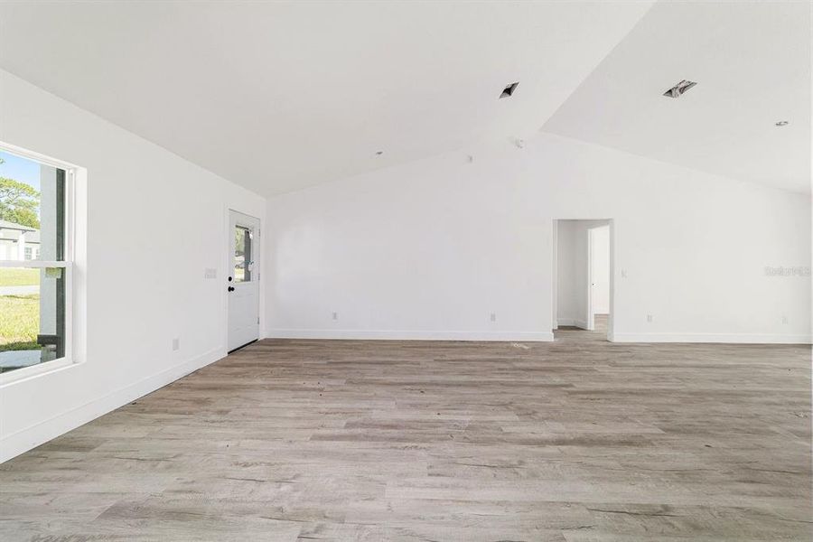 Spacious, unfurnished interior of a new home in , Ocala (Image 5).