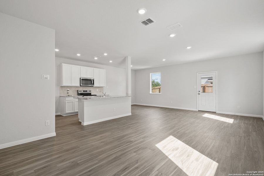 Spacious, unfurnished interior of a new home in Applewhite Meadows, San Antonio (Image 16).