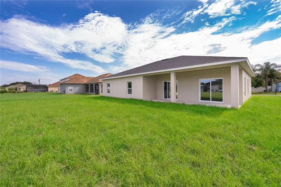 Exterior details and patio area of a home in , Kissimmee (Image 4).
