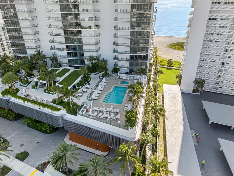 Condo located in Pompano Beach, FL showcasing its design and architecture (Image 44).