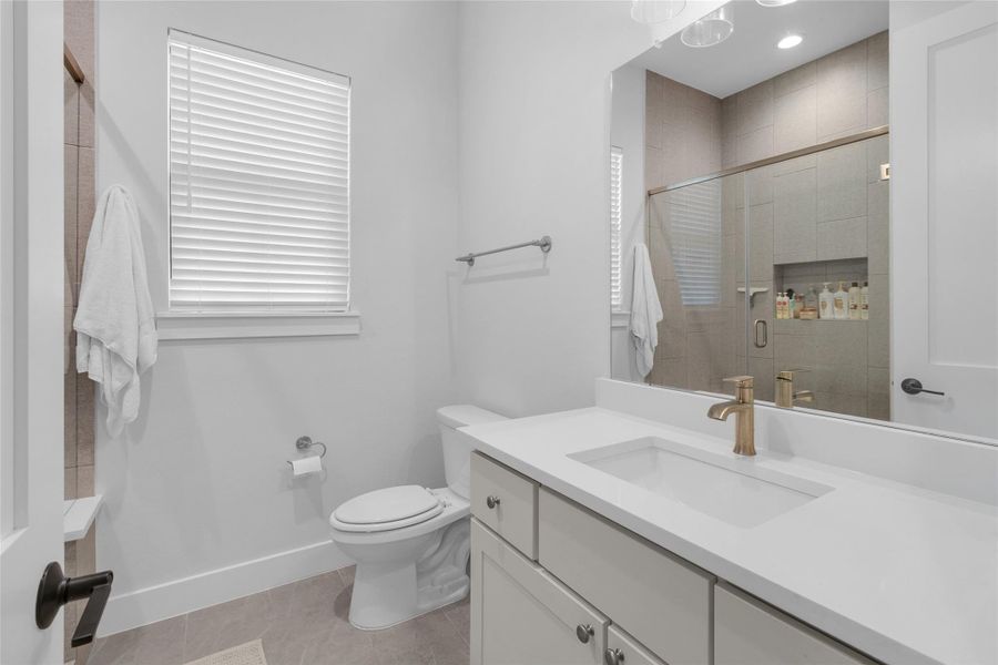 Full guest bathroom with modern finishes.
