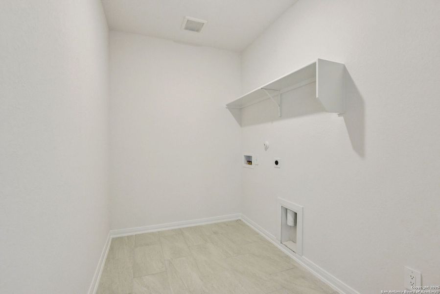 Spacious, unfurnished interior of a new home in Catalina, Converse (Image 27).