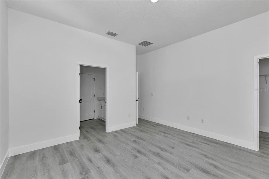 Spacious, unfurnished interior of a new home in , Ocala (Image 40).