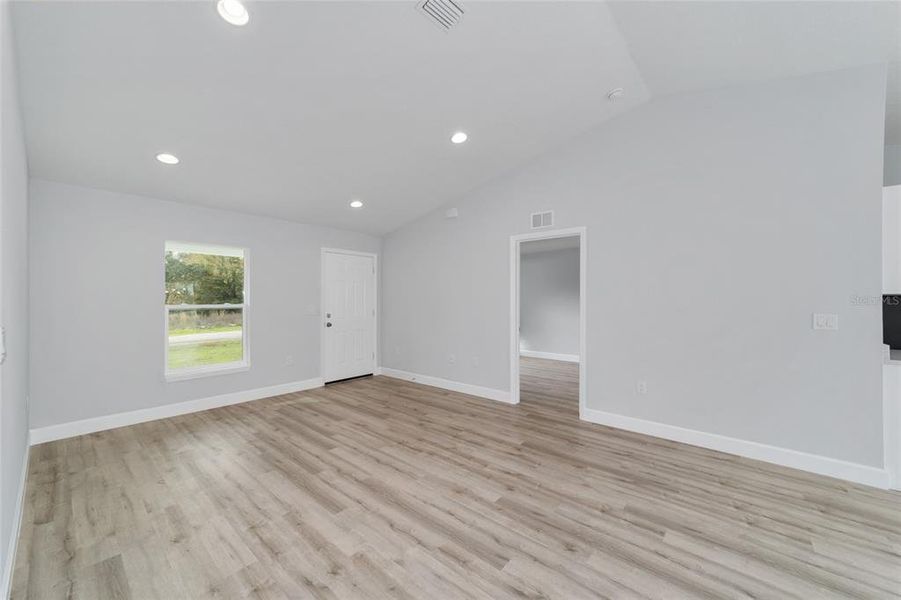 Spacious, unfurnished interior of a new home in , Dunnellon (Image 27).