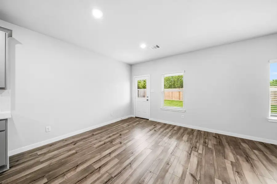 Spacious, unfurnished interior of a new home in Country Creek, Mont Belvieu (Image 12).