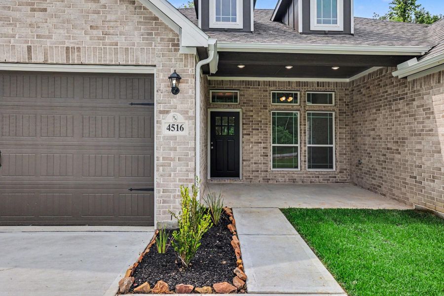 Exterior details and patio area of a home in Encino Estates, Dayton (Image 25).