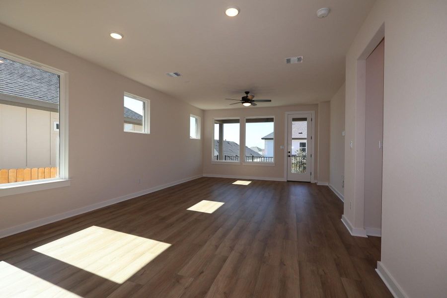 Spacious, unfurnished interior of a new home in Heritage, Dripping Springs (Image 11).