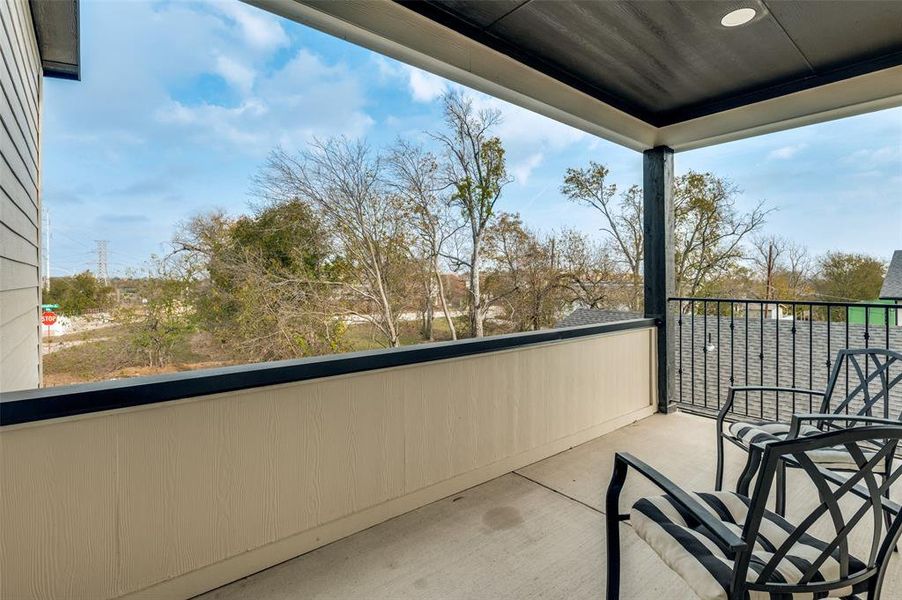 Exterior details and patio area of a home in , Dallas (Image 4).