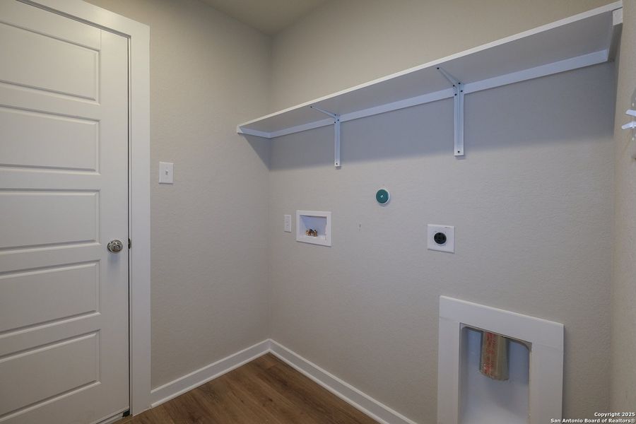 Spacious, unfurnished interior of a new home in Winding Brook, San Antonio (Image 19).