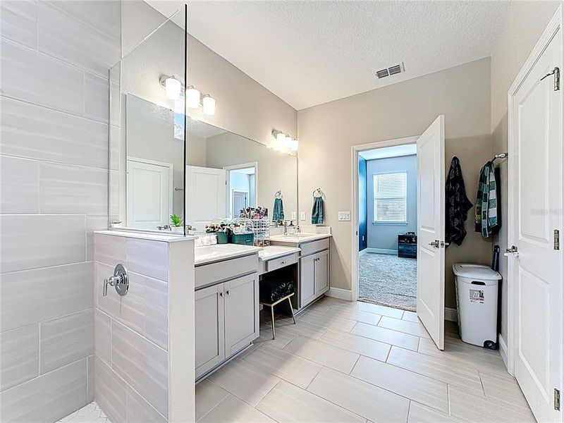 Furnished interior view inside a new home in , Orlando (Image 5).