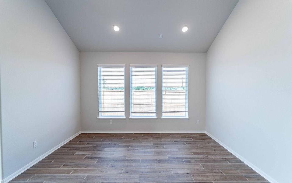 Spacious, unfurnished interior of a new home in Bay Creek, Baytown (Image 11).