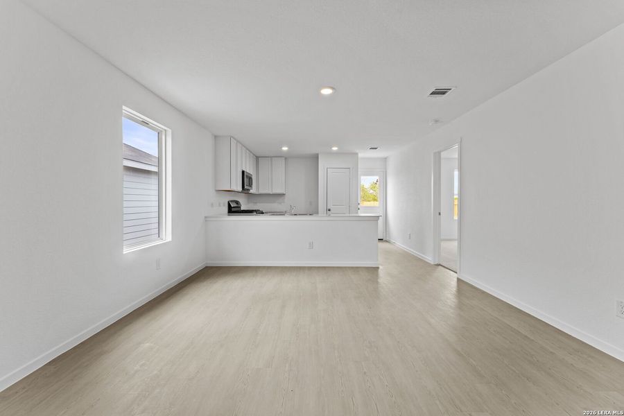 Spacious, unfurnished interior of a new home in Spring Grove, St. Hedwig (Image 19).