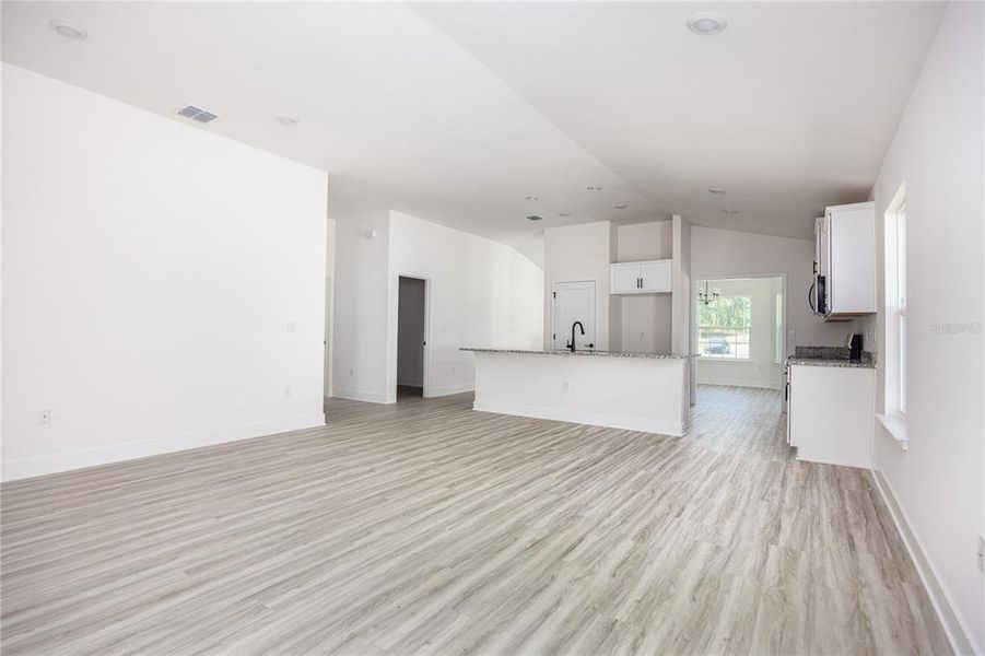 Spacious, unfurnished interior of a new home in Kirkland Farms, Alachua (Image 27).