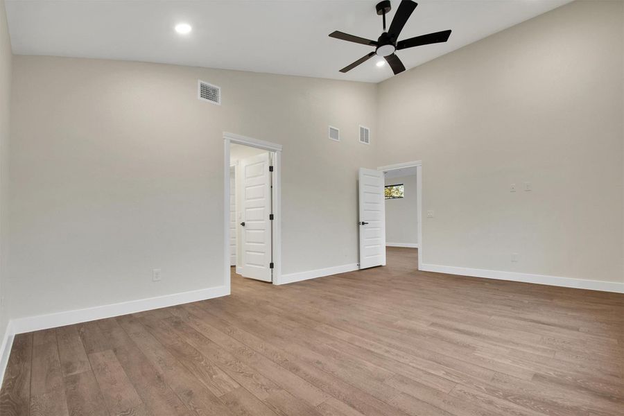 Spacious, unfurnished interior of a new home in , Bastrop (Image 38).