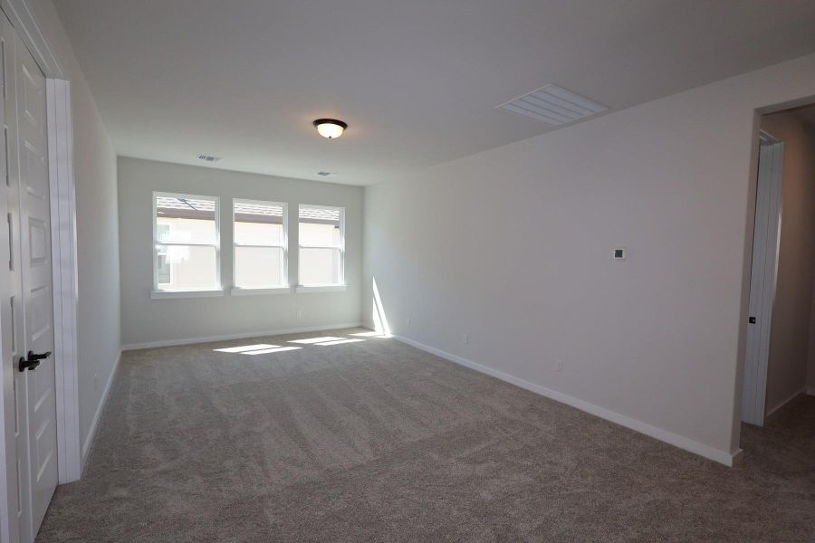 Spacious, unfurnished interior of a new home in Lariat, Liberty Hill (Image 15).