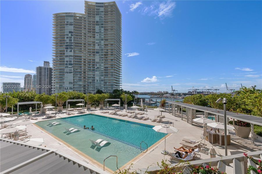Condo located in Miami Beach, FL showcasing its design and architecture (Image 28).