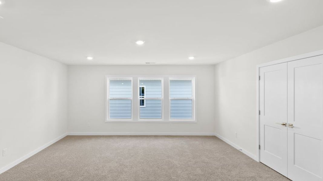 Spacious, unfurnished interior of a new home in Hemlock, Williamston (Image 30).