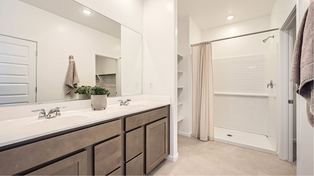 4083 Revolution Owners Bath 1of2 Base8