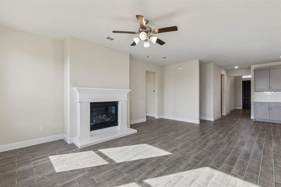 Spacious, unfurnished interior of a new home in AnaCapri, Anna (Image 16).