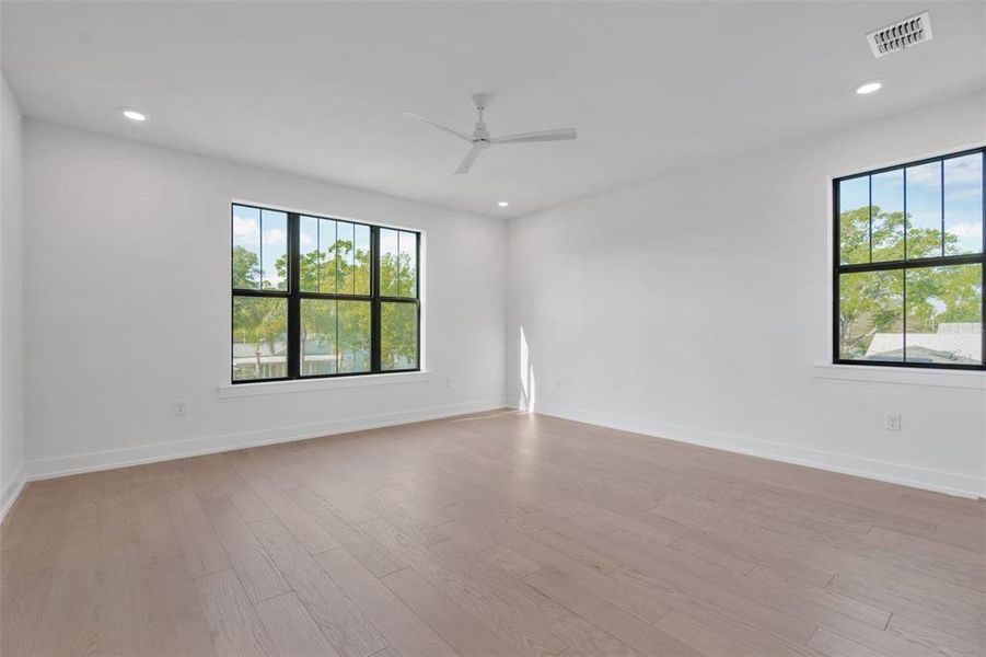 Spacious, unfurnished interior of a new home in , Tampa (Image 37).