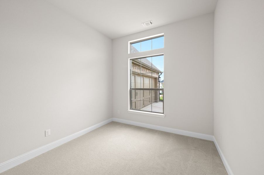 Spacious, unfurnished interior of a new home in Myrtle Creek, Waxahachie (Image 23).