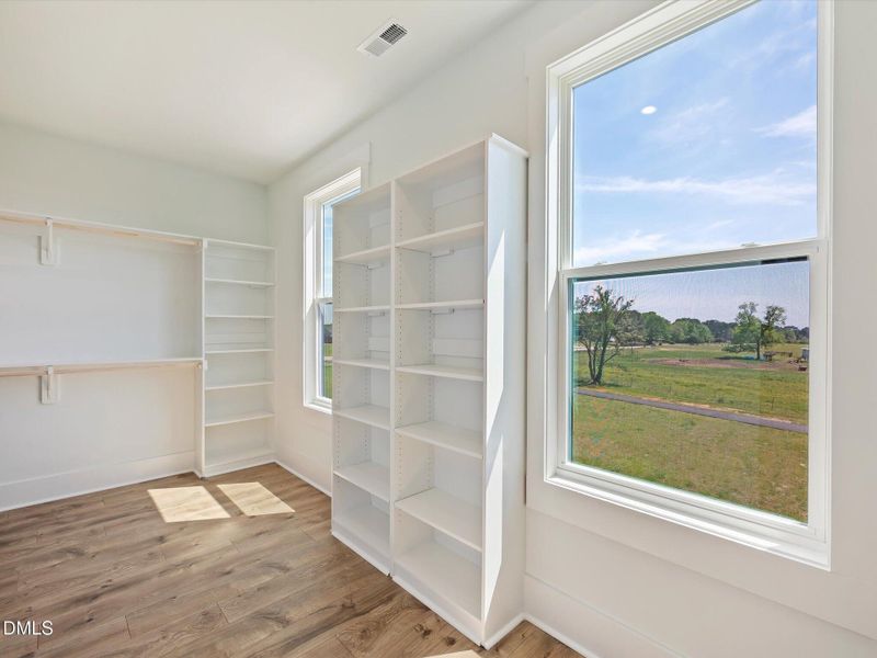 60-Walk In Closet