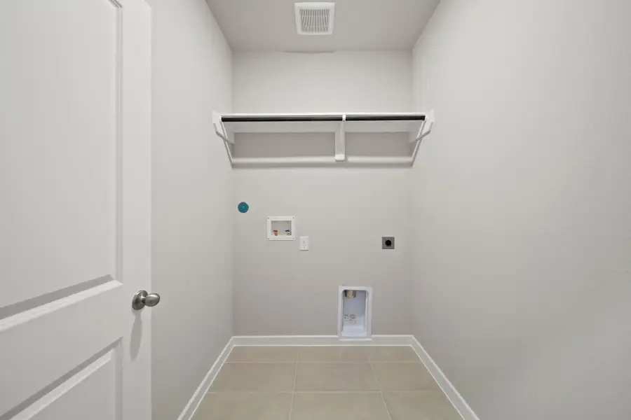 Spacious, unfurnished interior of a new home in Laurel Landing, Alvin (Image 11).