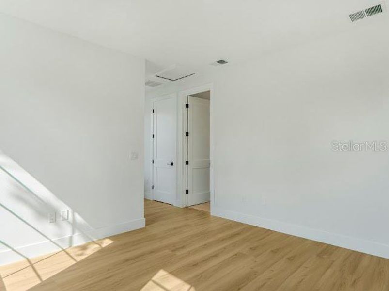 Spacious, unfurnished interior of a new home in , Oakland (Image 38).
