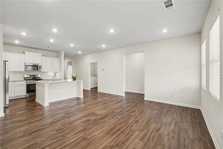 Spacious, unfurnished interior of a new home in Villages at Cedar Hill, Dallas (Image 21).