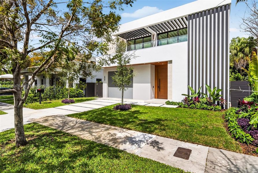Exterior details and patio area of a home in , Miami (Image 23).