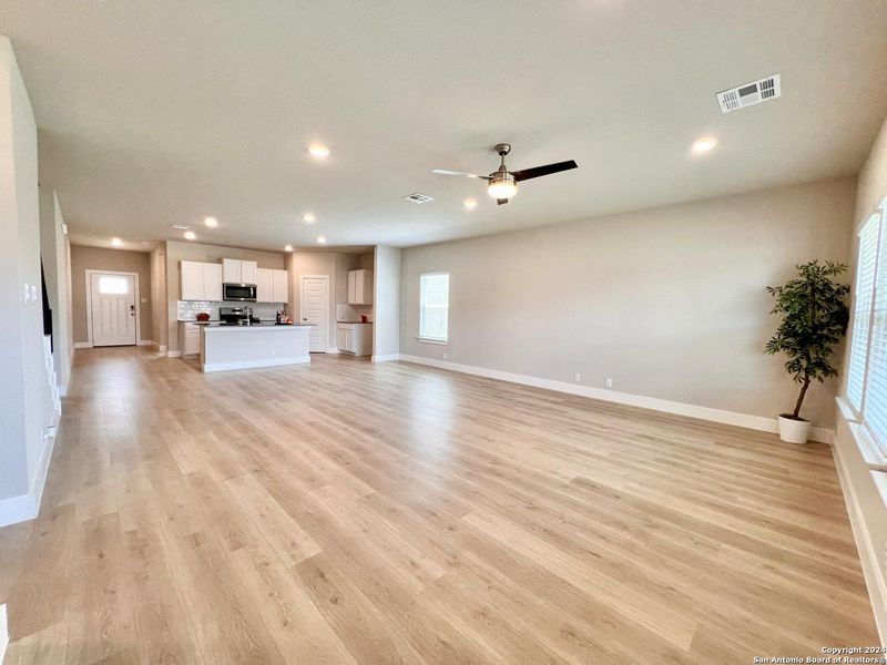 Spacious, unfurnished interior of a new home in Brookstone Creek, San Antonio (Image 47). Spacious, unfurnished interior of a new home in Brookstone Creek, San Antonio (Image 47).