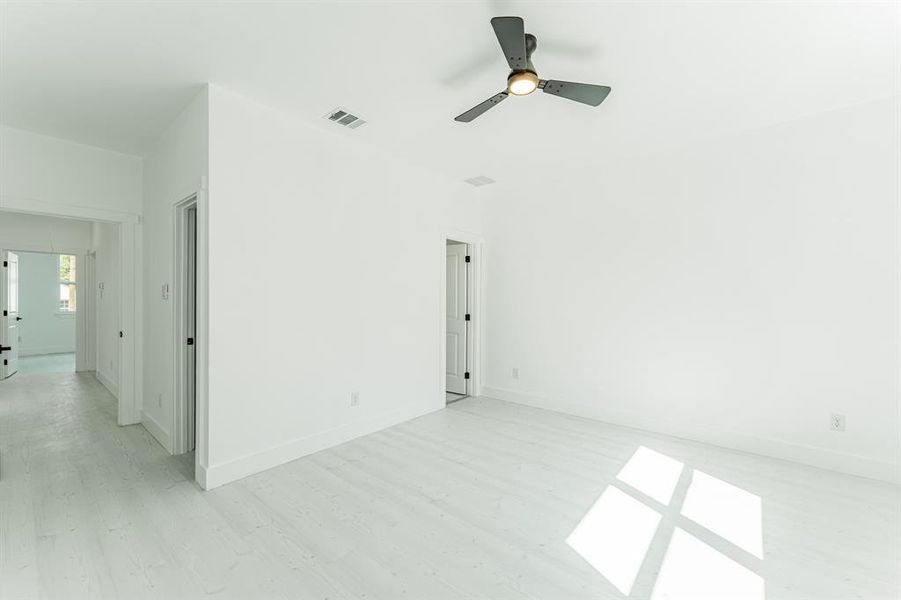 Spacious, unfurnished interior of a new home in , Sulphur Springs (Image 7).