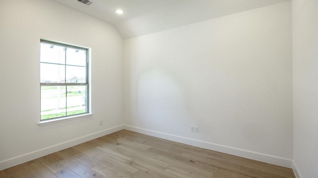 Spacious, unfurnished interior of a new home in Lariat 45', Liberty Hill (Image 12).