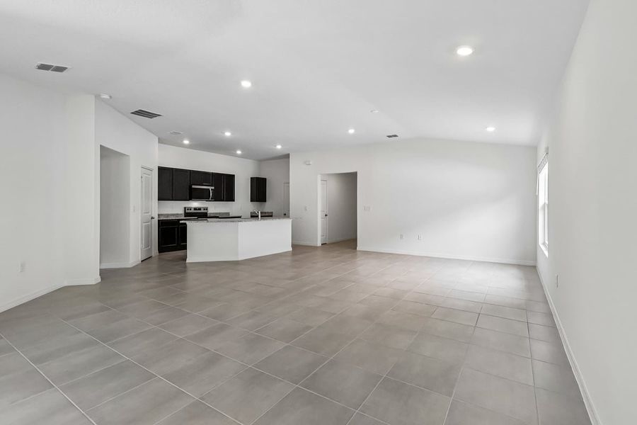 Spacious, unfurnished interior of a new home in Hilliard Ridge, Kissimmee (Image 16).