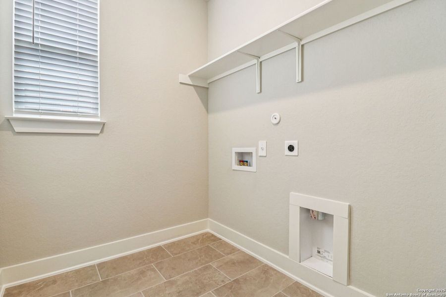 Spacious, unfurnished interior of a new home in Thomas Pond, San Antonio (Image 36). Spacious, unfurnished interior of a new home in Thomas Pond, San Antonio (Image 36).