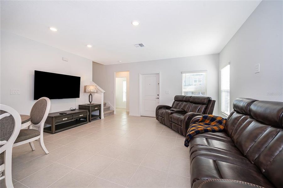 Furnished interior view inside a new home in , Orlando (Image 5).